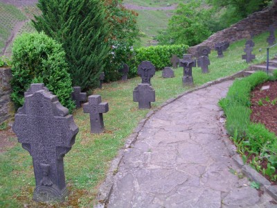 Friedhof an der St. Michaelskirche in Alken