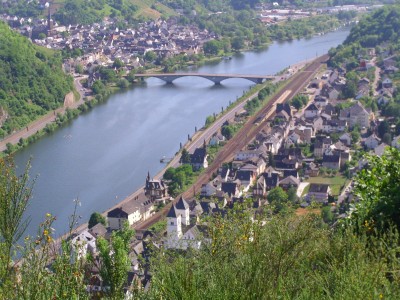 Blick auf Treis - Karden. Rechts ist Karden, links über der Mosel liegt Treis.