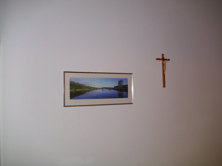 Der Wandschmuck in meinem Zimmer im Kloster Maria Engelport. Das Nonnenkloster dient heutzutage als Exer ztienhaus. Es ist ein sehr ruhiger und besinnlicher Ort an welchem die Nonnen leise durch das Gebäude schlendern um zu beten oder ihr Tagewerk zu verrichten.