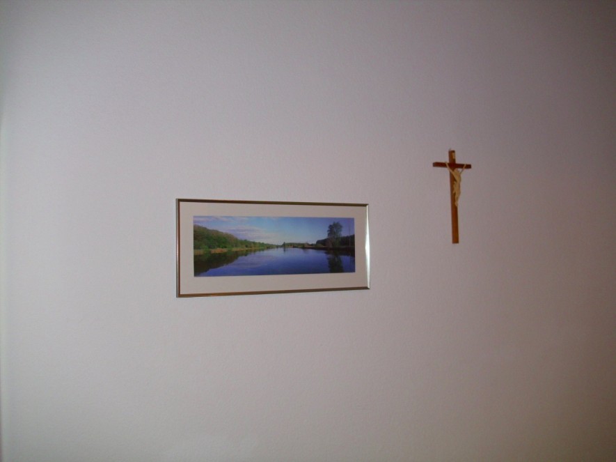 Der Wandschmuck in meinem Zimmer im Kloster Maria Engelport. Das Nonnenkloster dient heutzutage als Exer ztienhaus. Es ist ein sehr ruhiger und besinnlicher Ort an welchem die Nonnen leise durch das Gebäude schlendern um zu beten oder ihr Tagewerk zu verrichten.