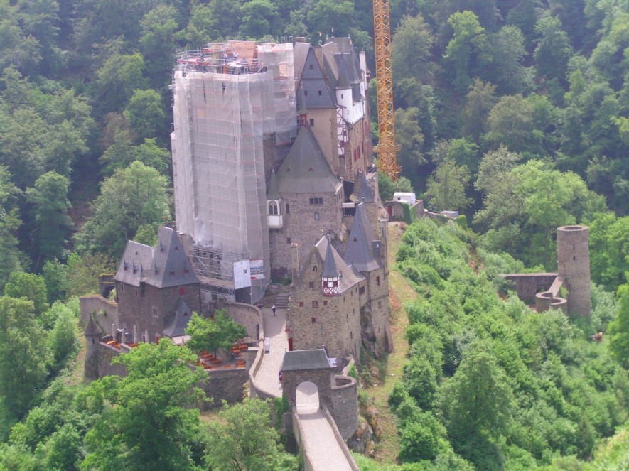 Burg Eltz, leider zur Zeit in Restauration.