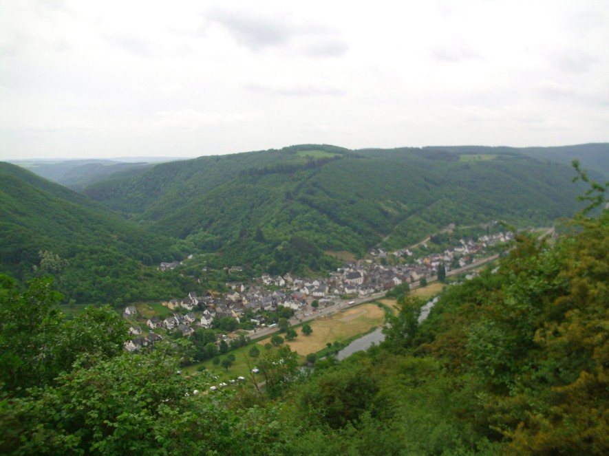 Blick in die Moselebene. Von hier starten bei günstigem Wetter Drachenflieger um auf die andere Moselseite zu fliegen.