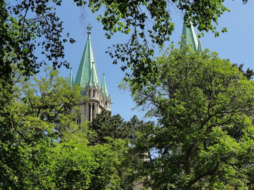 Blick zu den Westtürmen vom Domgarten aus