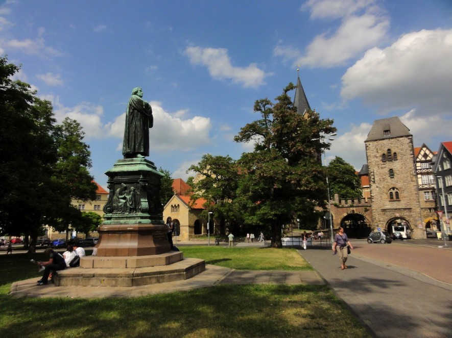 Lutherdenkmal, Nikolaitor und Nikolaikirche auf dem Karlsplatz