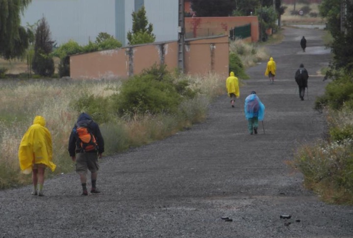 Jacken und Ponchos auf dem Jakobsweg. Foto von Martina Corazon 