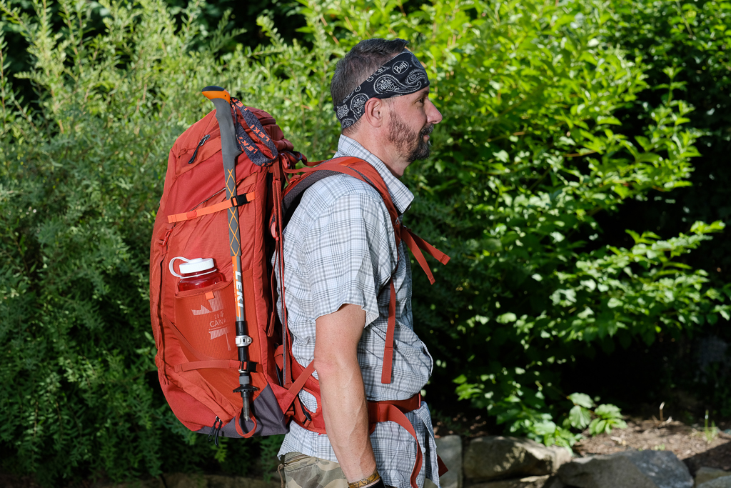 Tatonka Kings Peak 45 im großen Pilger-Rucksacktest - von der Seite gesehen.  Axel ist 184 cm groß.