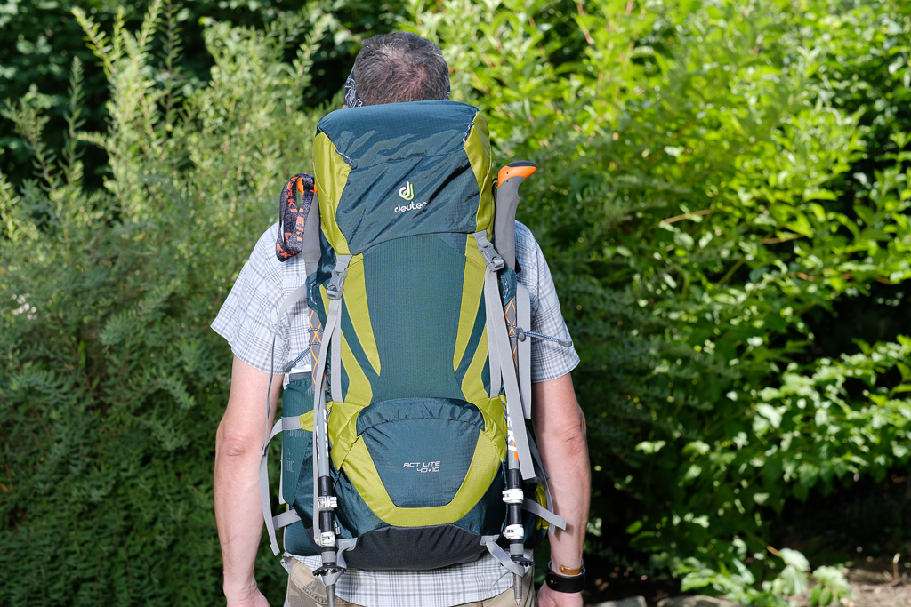 Der Deuter Act Lite 40 + 10 im großen Pilger-Rucksacktest - von hinten gesehen. Axel ist 184 cm groß.