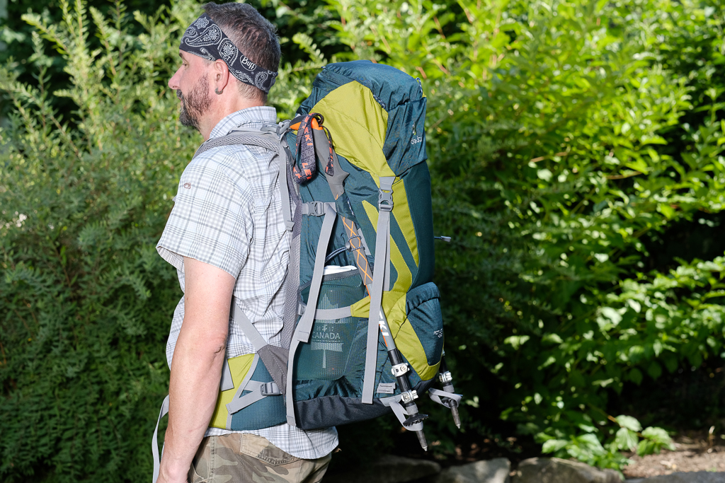 Der Deuter Act Lite 40 + 10 im großen Pilger-Rucksacktest - von der Seite gesehen. Axel ist 184 cm groß.