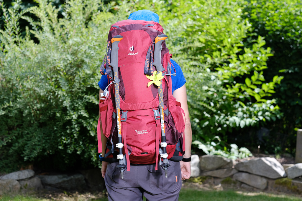 Der Deuter Aircontact 40+10 SL im großen Pilger-Rucksacktest - von der Seite gesehen. Birgit ist 162 cm groß.