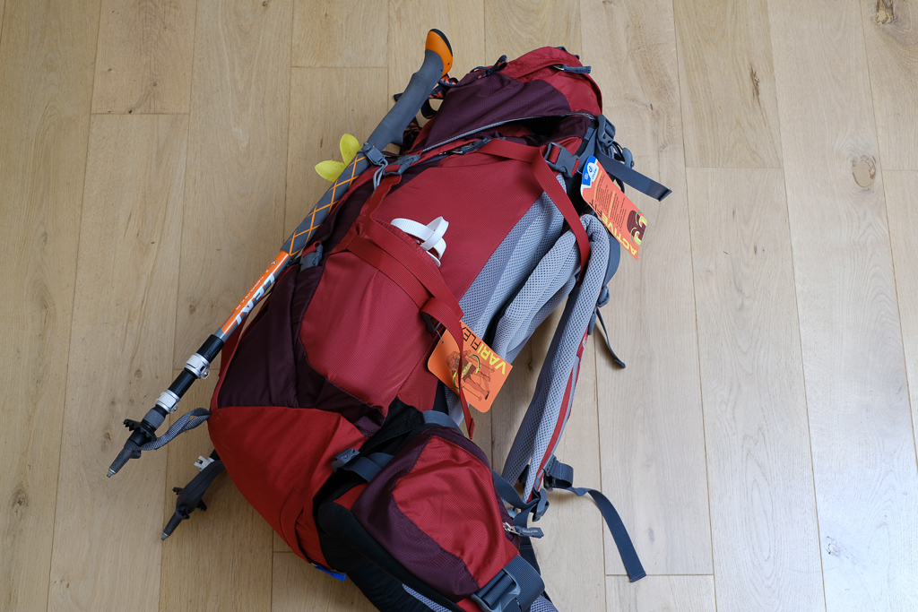 Der Deuter Aircontact 40+10 SL im großen Pilger-Rucksacktest - von der Seite gesehen. 