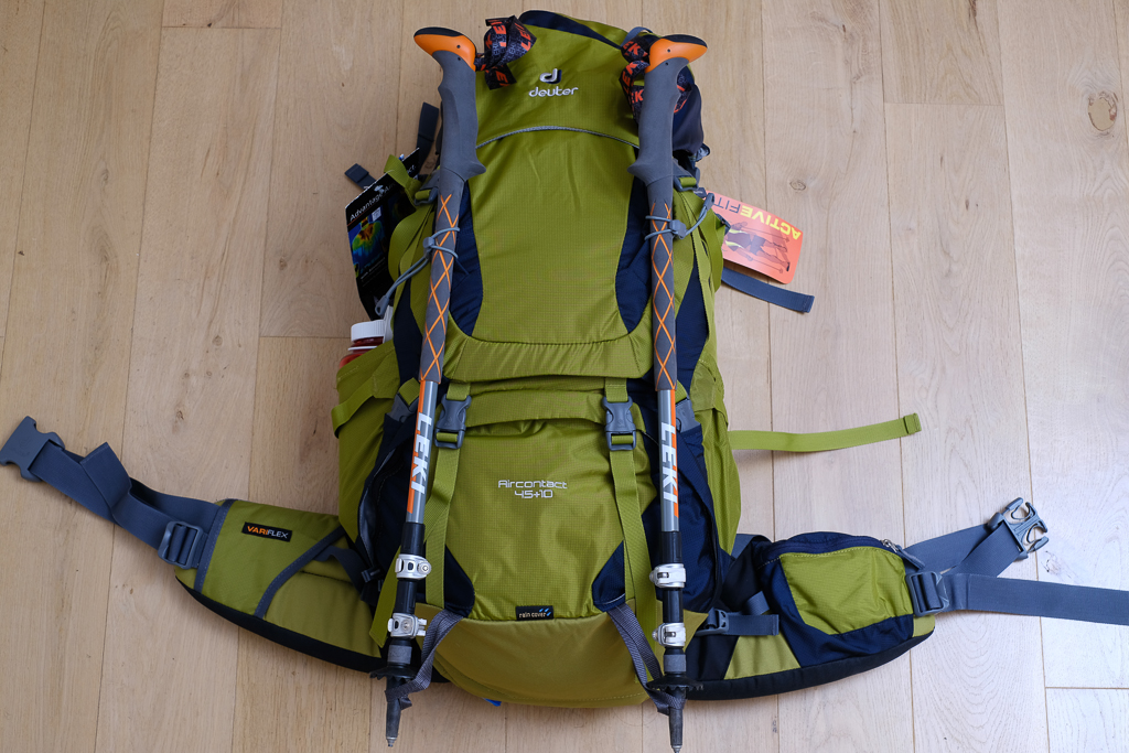 Der Deuter Aircontact 45+10 im großen Pilger-Rucksacktest - von hinten gesehen. 