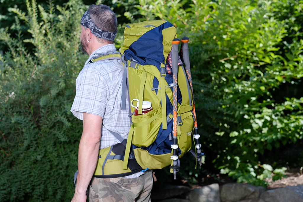 Der Deuter Aircontact 45+10 im großen Pilger-Rucksacktest - von der Seite gesehen. Axel ist 184 cm groß.