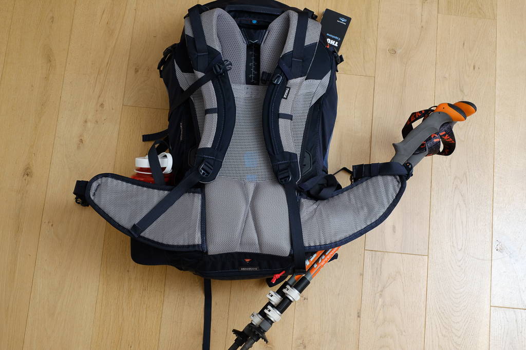 Der Thule Capstone L 40 Women‘s Fit im großen Pilger-Rucksacktest - Detailaufnahme der Tragegurte.