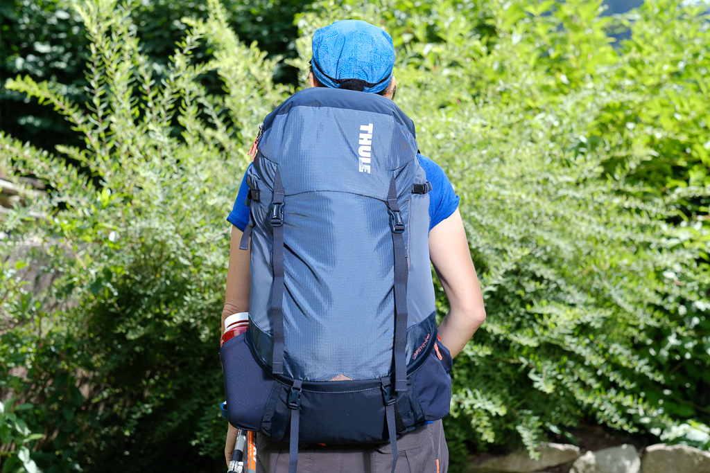 Der Thule Capstone 40 L Women‘s Fit im großen Pilger-Rucksacktest - von hinten gesehen.  Birgit ist 162 cm groß.