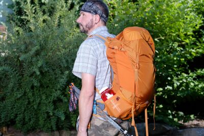 im großen Pilger-Rucksacktest - von der Thule Capstone 40 von der Seite gesehen.  Axel ist 184 cm groß.