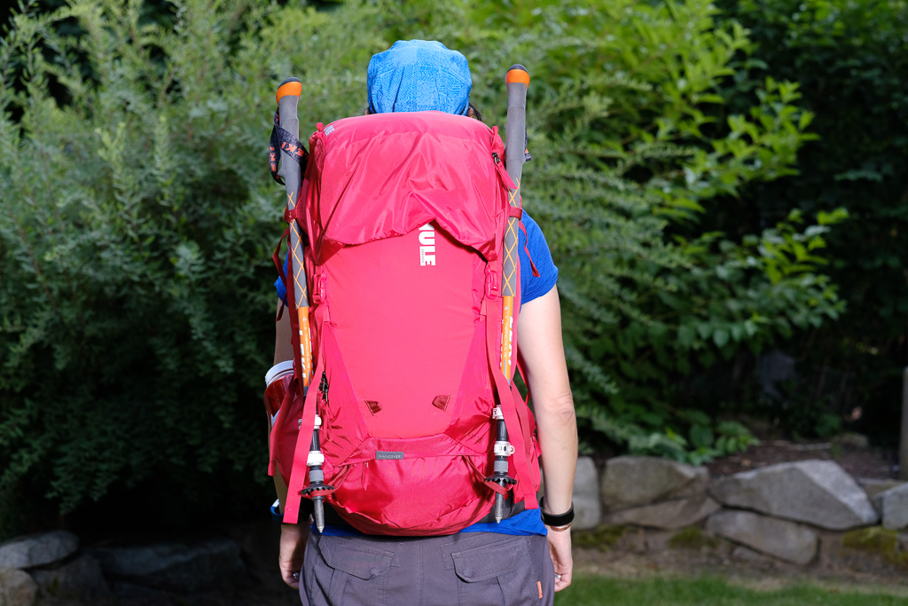 Der Thule Versant 50 Women‘s Fit im großen Pilger-Rucksacktest - von hinten gesehen.  Birgit ist 162 cm groß.