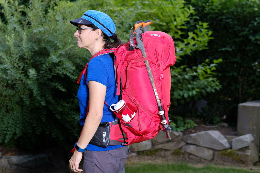 Der Thule Versant 50 Women‘s Fit im großen Pilger-Rucksacktest - von der Seite gesehen. Birgit ist 162 cm groß.