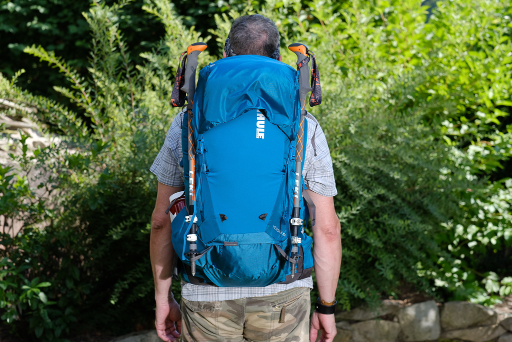 Der Thule Versant 50 L im großen Pilger-Rucksacktest - von hinten gesehen.  Axel ist 184 cm groß.