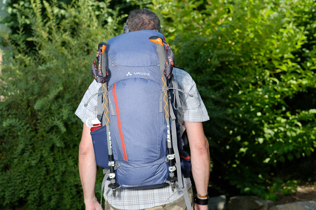 Der Vaude Asymmetric 42+8 im großen Pilger-Rucksacktest - von hinten gesehen. Axel ist 184 cm groß.